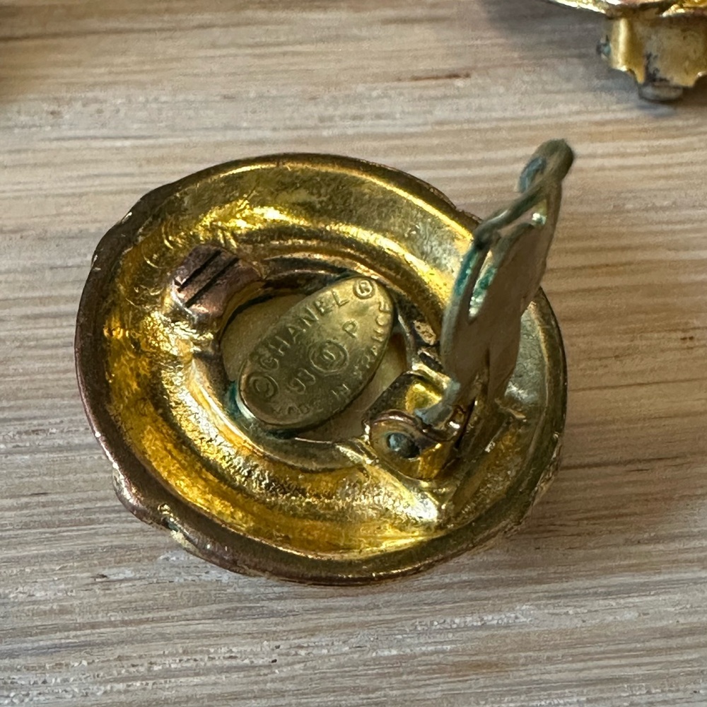 CHANEL Vintage 1993 Gold Clip-On Earrings with Faux Pearls – Made in France - Picture 11 of 13